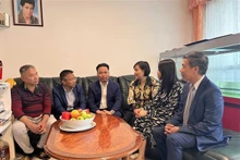 Rencontre avec la famille d'un martyr vietnamien. Photo : VNA.
