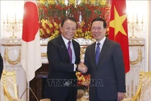 Le Président Vo Van Thuong (à droite) et l'ancien Premier ministre, le vice-président du Parti libéral-démocrate Aso Taro. Photo : VNA.