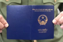 Le nouveau modèle de passeport ordinaire du Vietnam, la couverture verte a été changée en violet-bleu. Photo: Pham Du