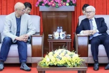 Le secrétaire du Comité du Parti de la province de Binh Duong, Nguyên Van Loi (à droite) avec le conseiller spécial du groupe japonais Mitani Sangyo, Mitani Mitsuru. Photo : VNA.
