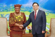 Le Premier ministre Pham Minh Chinh et la directrice générale de l'Organisation mondiale du commerce (OMC) Ngozi Okonjo-Iweala. Photo: VNA