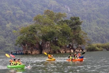 Les visiteurs font du kayak sur le lac de Ba Be. Photo: NDEL