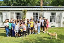 Les élèves venus de VietSchool participent au camp d’été à Macaroni Woods à Londres. Photo: VNA