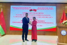 Nguyen Phuong Nga, présidente de l’Union des Organisations d’Amitié du Vietnam, remet des cadeaux de souvenir à la délégation. Photo: baoquocte