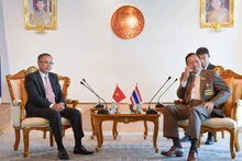 Le Président du Sénat thaïlandais, Pornpetch Wichitcholchai, et l'ambassadeur du Vietnam, Phan Chi Thành (à gauche). Photo : VNA.