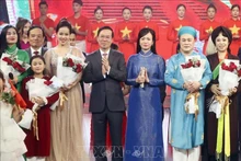 Le Président Vo Van Thuong (au milieu) et son épouse posent avec les artistes lors de la cérémonie en l’honneur de la 78e Fête nationale vietnamienne à l’Opéra de Hanoi. Photo : VNA.