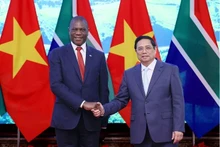 Le Premier ministre Pham Minh Chinh (à droite) serre la main du Vice-Président sud-africain, Paul Mashatile, à Hanoi, le 14 décembre. Photo : VNA.