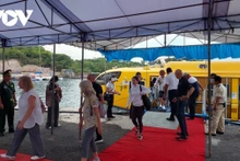 Plus de 4 600 touristes arrivent à Nha Trang par paquebot. Photo: VOV