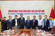 Lors de la séance de travail entre le président du Comité populaire de la province de Ninh Binh, Pham Quang Ngoc et les partenaires japonais. Photo: NBTV