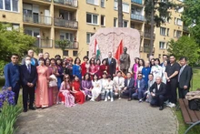 Lors de cérémonie d’offrande de fleurs à son monument dans la ville de Zalaegerszeg, afin de célébrer le 133e anniversaire du président Hô Chi Minh. Photo: VNA