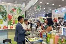 Des représentants de l’Office du Commerce du Vietnam au Mexique soutiennent Vinut dans la présentation de ses produits à la 40e Exposition Antad & Alimentaria. Photo : VNA.
