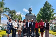 L'ambassadeur Pham Hoang Kim et des représentants de la communauté des personnes d’origine vietnamienne à Madagascar sur la place Ho Chi Minh dans la capitale Antananarivo. Photo: VNA
