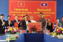 Lors de la cérémonie de remise de semences de riz à la province lao d'Oudomxay. Photo : VNA.