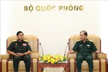 Le général de corps d’armée Phung Si Tan, chef d'état-major général adjoint de l'Armée populaire du Vietnam (droite) et le général de brigade Viengxay Xaysamone. Photo : VNA