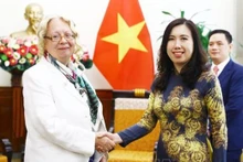 La vice-ministre des Affaires étrangères (AE), Le Thi Thu Hang (droite) et la directrice générale de l'Organisation des Nations Unies à Genève (ONU Genève). Photo: VNA