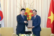 Le président du Comité populaire de Hô Chi Minh-Ville, Phan Van Mai (à droite) et le Président de l’Assemblée nationale sud-coréenne, Kim Jin-pyo. Photo: VNA