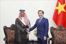 Le vice-premier ministre vietnamien, Lê Minh Khai (à droite), et le ministre saoudien du Tourisme, Ahmed bin Aqeel-Khateeb. Photo: VNA
