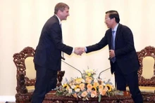 Le président du Comité populaire de Ho Chi Minh-Ville, Phan Van Mai (droite), reçoit le directeur exécutif du Forum économique mondial (FEM), Jeremy Jurgens. Photo: VNA