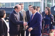 Le Premier ministre Pham Minh Chinh (à droite) et son épouse avant leur départ pour la Turquie. Photo : VNA.