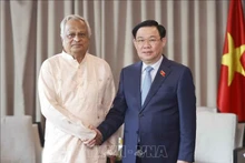 Le Président de l’Assemblée nationale du Vietnam, Vuong Dinh Huê (à droite) et le Président du Parti communiste du Bangladesh, Shah Alam. Photo : VNA.