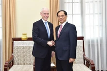 Le ministre vietnamien des Affaires étrangères, Bùi Thanh Son (à droite) et le sous-ministre des Affaires mondiales Canada, David Morrison, à Hanoi, le 14 décembre. Photo : VNA.