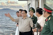 Le Premier ministre Pham Minh Chinh est allé inspecter à Cà Mau. Photo : VNA.