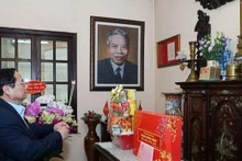 Le Premier ministre Pham Minh Chinh offre de l’encens à la méloire de feu le président du Conseil des ministres (aujourd’hui Premier ministre) Pham Hùng (1912 - 1988). Photo : VNA.