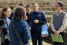  L'ambassadeur d'Australie au Vietnam, Andrew Goledzinowski, s'entretient avec un membre de l'équipe de tourisme communautaire détenue par des femmes dans le village de Choan Then (commune de Y Ty, district de Bat Xat, province de Lào Cai). Source : Journal Lào Cai.