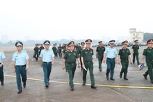 Le général de corps d’armée Hoàng Xuân Chiên à l'aéroport de Gia Lâm. Photo : qdnd.vn