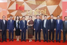 Le Président de l'Assemblée nationale (AN) vietnamienne, Vuong Dinh Huê, visite la société Star Telecom (Unitel) du Groupe de l'industrie et des télécommunications de l'Armée du Vietnam (Viettel). Photo : VNA.