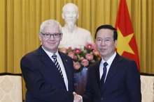 Le Président vietnamien Vo Van Thuong (droite) et le procureur général de Hongrie Péter Polt. Photo : VNA.
