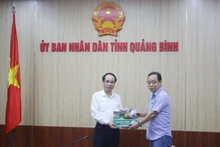 Le vice-président du Comité populaire de Quang Binh, Phan Manh Hung (à gauche), offre un cadeau de souvenir à Lee Chang Bok, directeur général de HTCTECH. Photo : baodautu