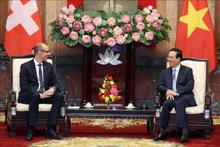 Le président Vo Van Thuong (droite) et le président du Conseil national de la Suisse Martin Candinas, à Hanoi, le 30 juin. Photo: VNA