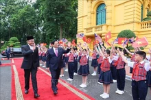 Le Premier ministre Pham Minh Chinh (à droite) et son homologue malaisien, Anwar Ibrahim. Photo : VNA.