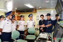 Une délégation des Garde-côtes vietnamiens a visité le 5 octobre le centre de trafic maritime de la baie d'Osaka et le patrouilleur SETTSU des Garde-côtes japonais (JCG).