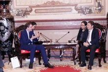 Le vice-président du Comité populaire de Hô Chi Minh-Ville, Duong Anh Duc (à droite) et le ministre délégué chargé du Commerce extérieur, de l’Attractivité et des Français de l’étranger, Olivier Becht. Photo : VNA.