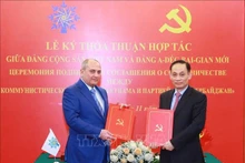 Lê Hoài Trung (à droite), chef de la Commission des relations extérieures du Comité central du PCV, et Tahir Budagov, vice-président du Parti du nouvel Azerbaïdjan. Photo : VNA. 