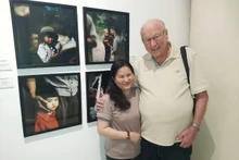 Le photographe allemand Thomas Billhardt (à droite). Photo: thoidai