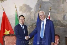 Le Président Vo Van Thuong (à gauche) et le président de Toscane, Eugenio Giani. Photo : VNA.