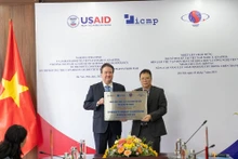 L’ambassadeur américain au Vietnam, Marc Knapper (à gauche). Photo: vietnamnet.vn