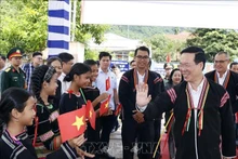 Le Président Vo Van Thuong et des habitants de la commune de Suôi Trai. Photo : VNA.