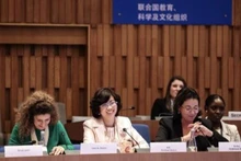 L’ambassadrice et représentante permanente du Vietnam auprès de l'UNESCO Le Thi Hong Van (au milieu) participe au dialogue. Photo: VNA