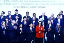 Le Vice-Premier ministre vietnamien, Trân Luu Quang (au centre, 1er rang) et les délégués au Forum ministériel de l’OCDE - Asie du Sud-Est 2023. Photo : VNA.