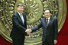 Le vice-président permanent de l'AN vietnamienne Trân Thanh Mân (à droite) et le vice-président exécutif de la Commission européenne Valdis Dombrovskis. Photo : VNA.