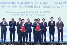 Le Premier ministre vietnamien, Pham Minh Chinh, à la cérémonie d'échange d'un accord de coopération entre des agences et entreprises du Vietnam et de Singapour. Photo : VNA.