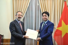 L’ambassadeur italien au Vietnam, Marco della Seta, présente ses copies des lettres de créance au directeur du Département du protocole d’État, l’ambassadeur Nguyen Viet Dung (à droite). Photo: baoquocte
