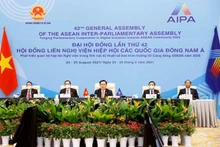 Le président de l'AN Vuong Dinh Hue (au milieu) et la délégation vietnamienne assistent à l'AIPA-42 depuis Hanoï. Photo: VNA