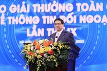 Le Premier ministre Pham Minh Chinh s'exprime lors de la cérémonie de remise du 9e Prix national de la presse d’information extérieure, à Hanoi, le 12 octobre. Photo: VNA
