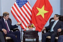 Le Premier ministre Pham Minh Chinh et l’Envoyé spécial du président des États-Unis pour le climat, John Kerry. Photo: VNA