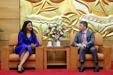 Phan Anh Son, président de l'Union des organisations d'amitié du Vietnam (droite) et Mme Humile Mashatile, épouse du vice-président sud-africain Paul Mashatile. Photo : VNA 